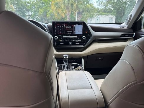 Used 2020 Toyota Highlander Limited FWD image 15