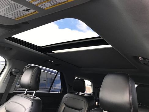 Used 2023 Ford Explorer XLT image 10