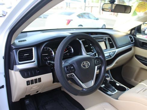 Used 2015 Toyota Highlander Plus AWD/4WD image 19