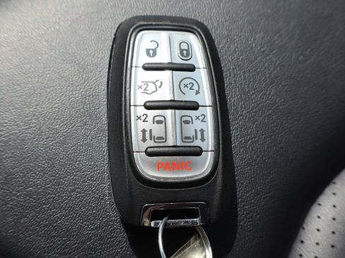 Used 2024 Chrysler Pacifica Touring-L FWD image 33