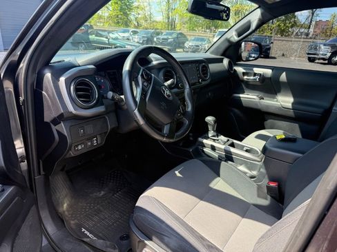Used 2021 Toyota Tacoma TRD Off-Road w/ Technology Package AWD/4WD image 4