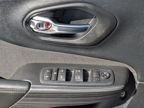 Used 2017 Jeep Cherokee Latitude image 26