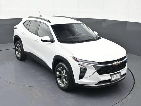 Certified 2025 Chevrolet Trax LT FWD image 27