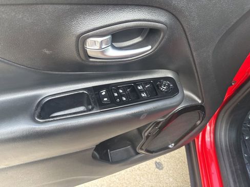 Used 2020 Jeep Renegade Altitude FWD image 25