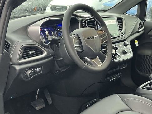 New 2026 Chrysler Pacifica Select FWD image 9
