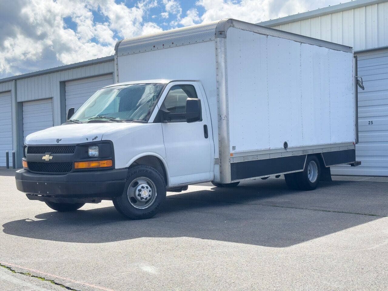 Used 2011 Chevrolet Express 3500 Extended RWD image 2
