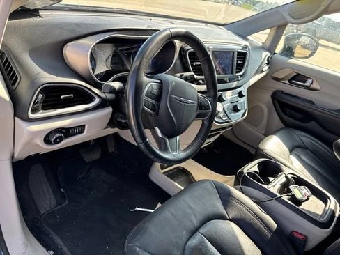 Used 2020 Chrysler Pacifica Touring-L FWD image 22