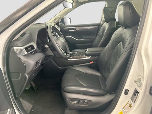 Used 2023 Toyota Highlander Platinum FWD image 17