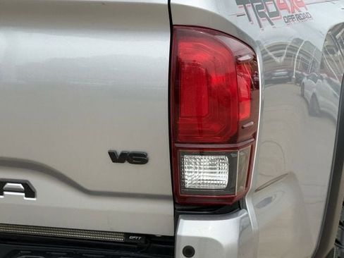 Used 2018 Toyota Tacoma TRD Off-Road image 6