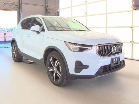 Certified 2025 Volvo XC40 B5 Core image 2