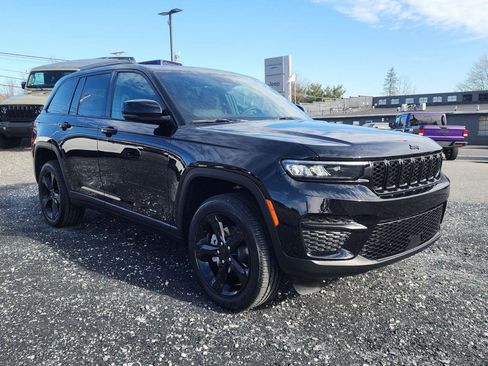 New 2025 Jeep Grand Cherokee Altitude image 3