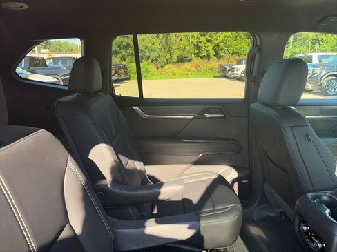 Used 2025 GMC Acadia Elevation w/ Elevation Premium Package AWD/4WD image 12
