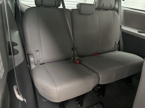 Used 2020 Toyota Sienna XLE Premium FWD image 11