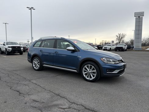 Used 2019 Volkswagen Golf Alltrack SE image 3