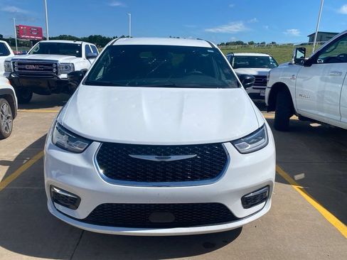 Used 2025 Chrysler Pacifica Select FWD image 2