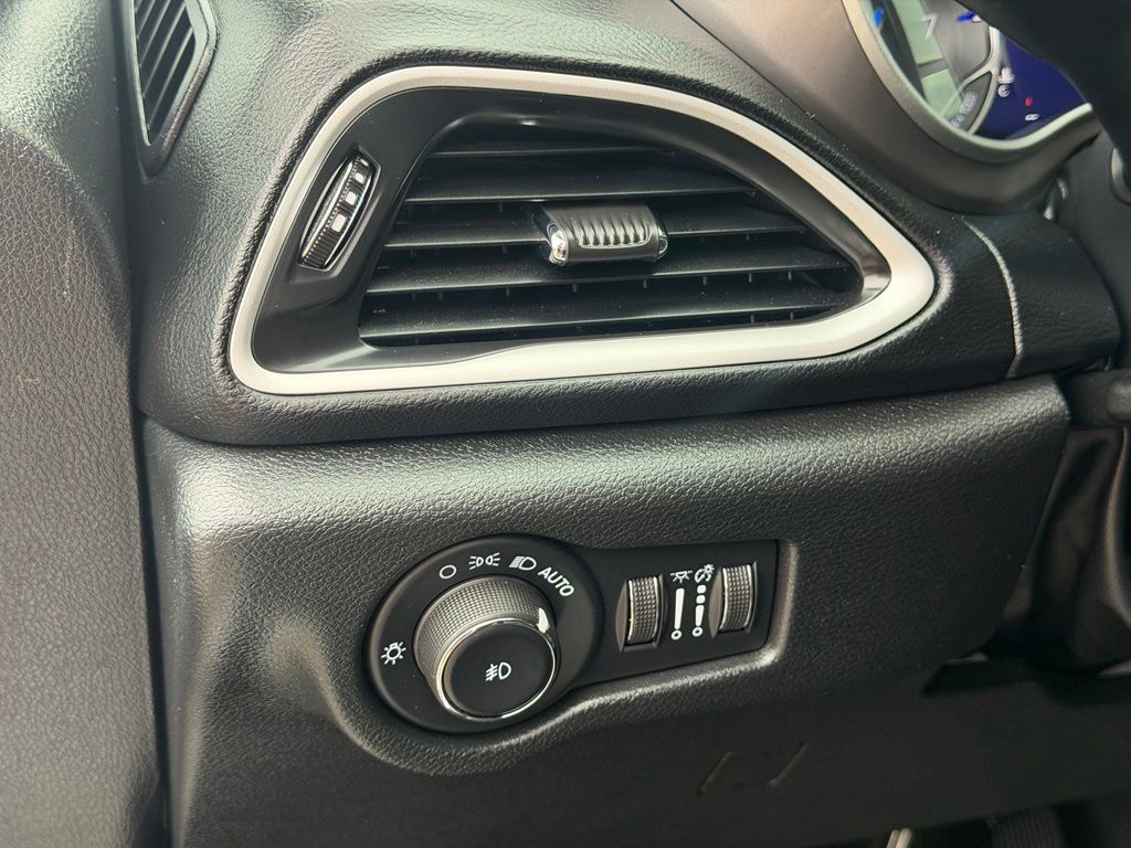 Used 2025 Chrysler Pacifica Select FWD image 25