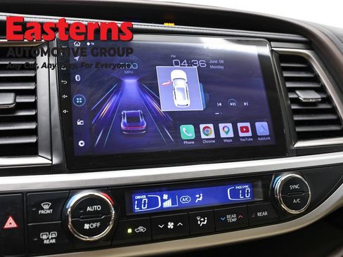 Used 2018 Toyota Highlander Plus AWD/4WD image 18