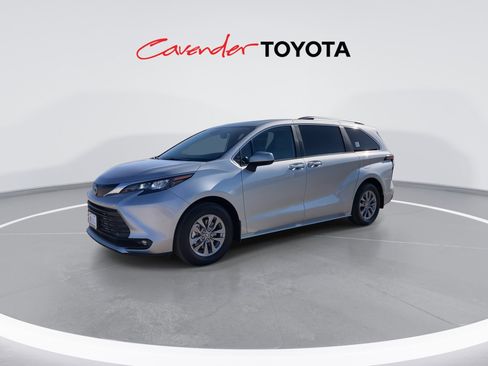 Certified 2025 Toyota Sienna XLE image 4