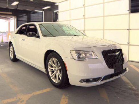 Used 2017 Chrysler 300 C RWD image 3