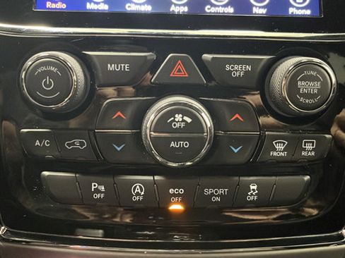 Used 2019 Jeep Grand Cherokee Limited AWD/4WD image 18
