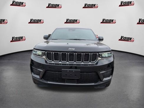 Used 2025 Jeep Grand Cherokee Laredo w/ Luxury Tech Group I AWD/4WD image 2