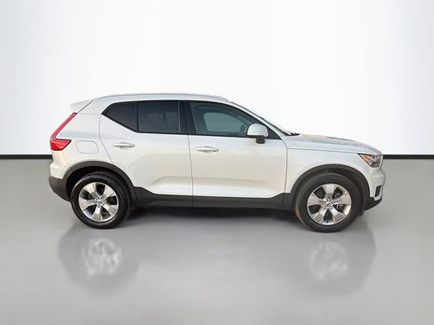 Used 2022 Volvo XC40 T5 Momentum image 2