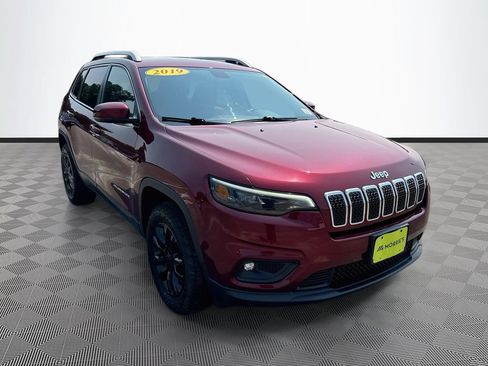 Used 2019 Jeep Cherokee Latitude Plus w/ Comfort/Convenience Group AWD/4WD image 3