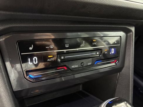 Used 2024 Volkswagen Tiguan SE image 38