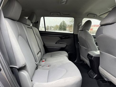 Used 2021 Toyota Highlander LE image 18