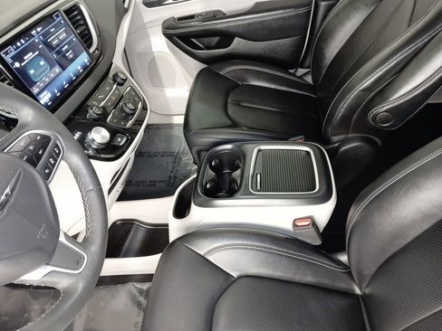 Used 2024 Chrysler Pacifica Touring-L FWD image 18