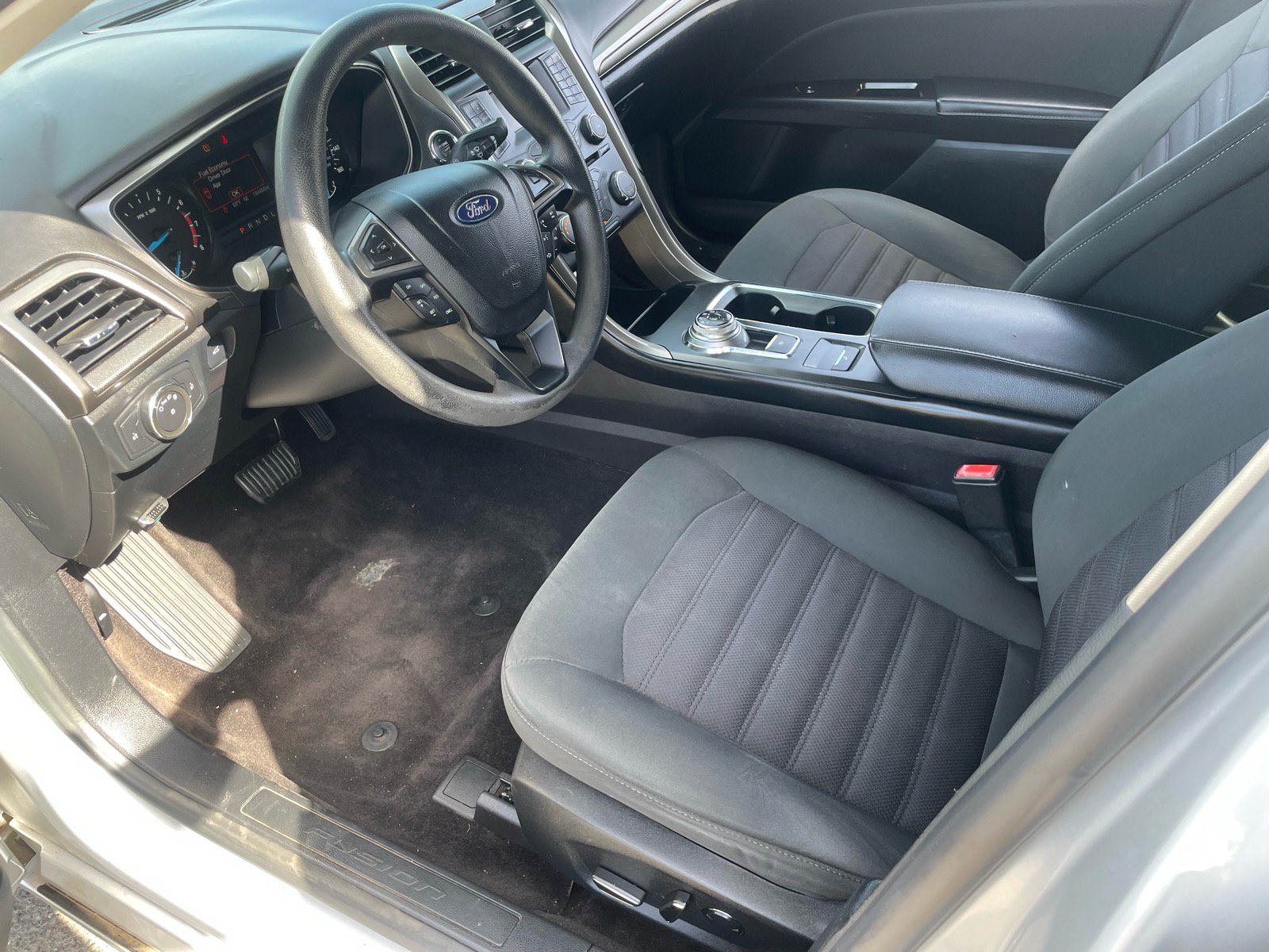 Used 2017 Ford Fusion SE FWD image 10
