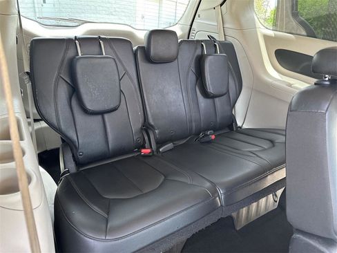 Used 2018 Chrysler Pacifica Touring-L FWD image 33