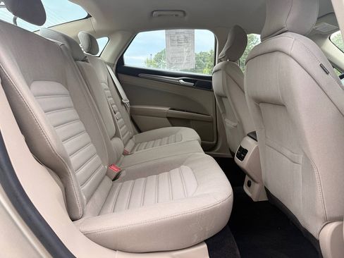 Used 2017 Ford Fusion SE w/ Fusion SE Technology Package FWD image 13
