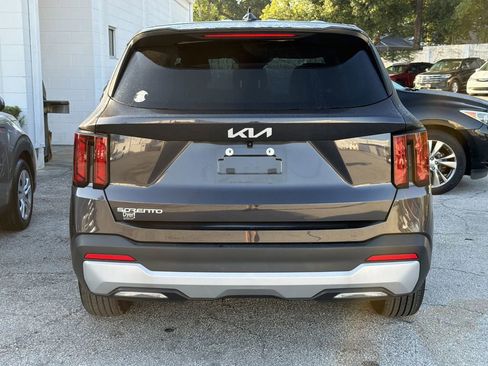 Used 2025 Kia Sorento LX FWD image 4