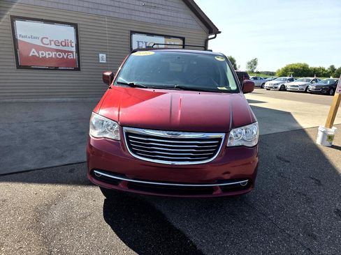 Used 2016 Chrysler Town & Country Touring w/ Driver Convenience Group image 2