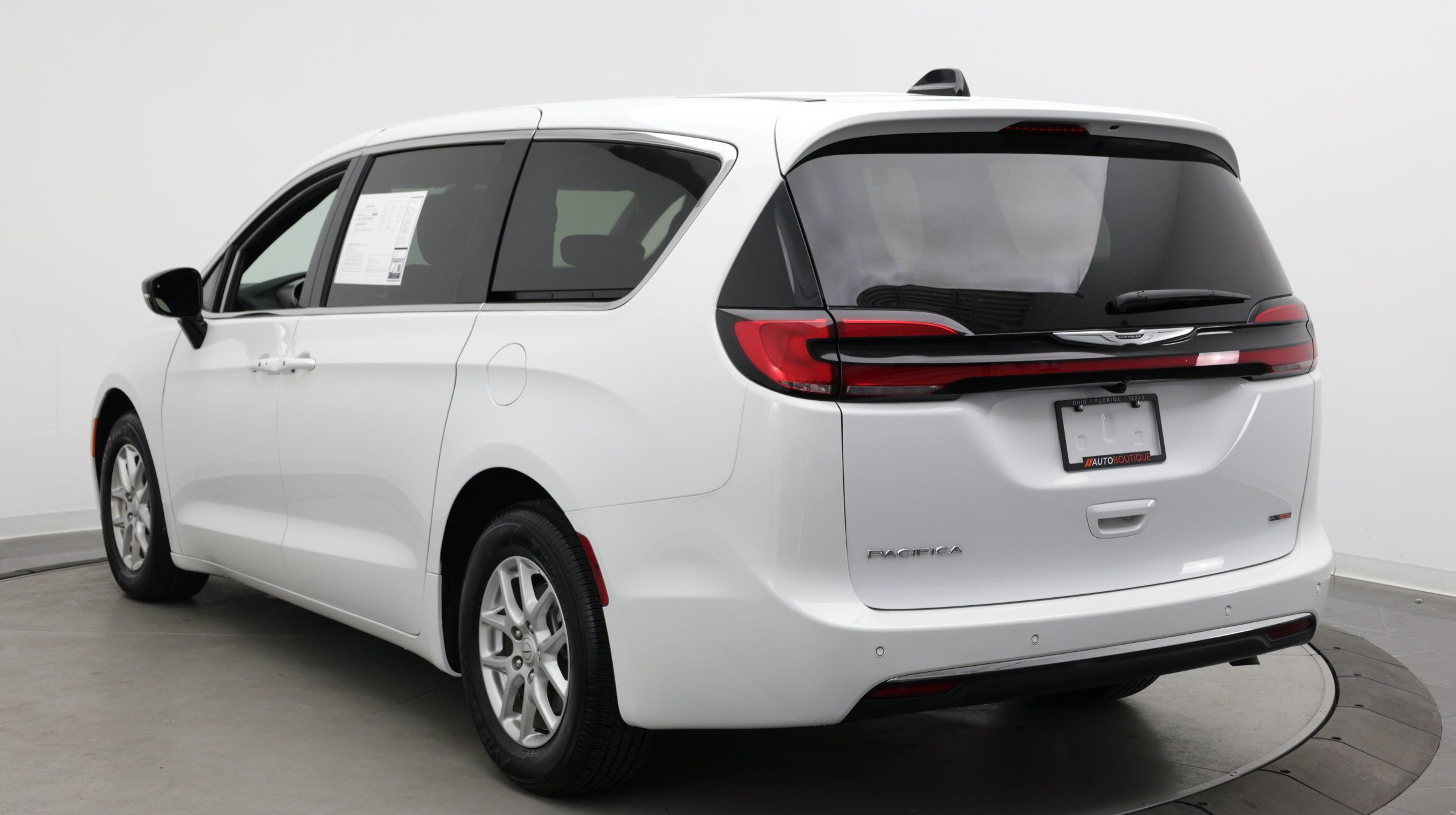 Used 2026 Chrysler Pacifica Select FWD image 4