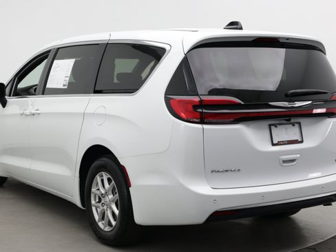 Used 2026 Chrysler Pacifica Select FWD image 4