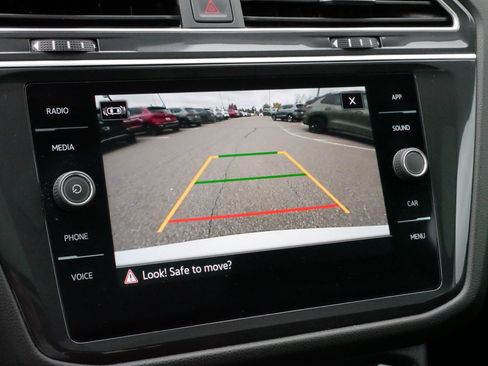 Certified 2024 Volkswagen Tiguan SE w/ Panoramic Sunroof Package image 32