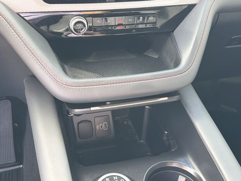 Used 2025 Ford Explorer Active AWD/4WD image 24