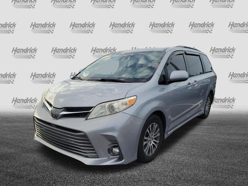 Used 2018 Toyota Sienna XLE w/ XLE Navigation Package FWD image 2