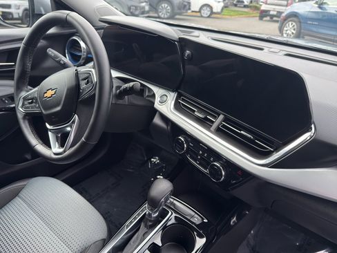 Used 2025 Chevrolet Trax LT w/ LT Convenience Package image 20