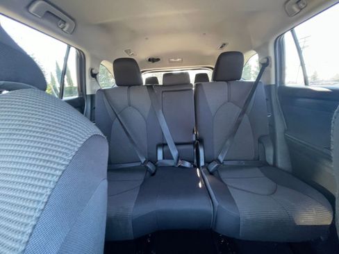 Used 2025 Toyota Highlander LE image 41