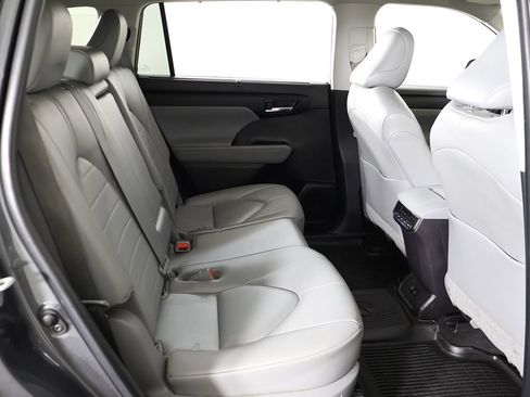 Used 2023 Toyota Highlander XLE FWD image 37