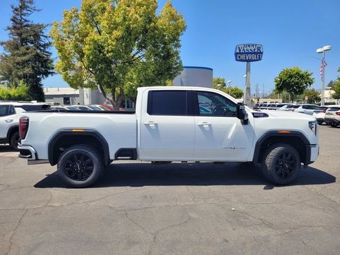 Used 2025 GMC Sierra 2500 AT4 AWD/4WD image 4