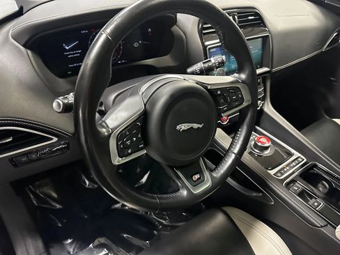 Used 2019 Jaguar F-PACE S image 9