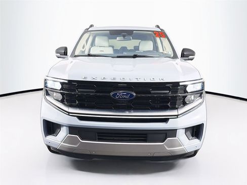 Used 2025 Ford Expedition Platinum w/ Platinum Ultimate Package AWD/4WD image 2