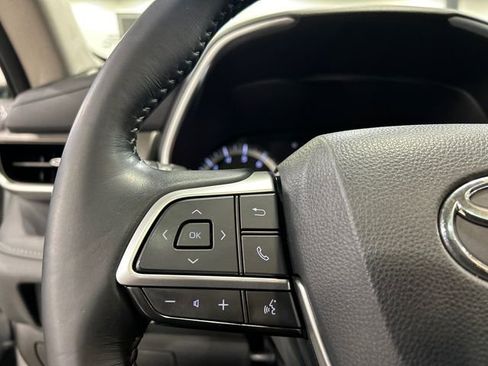 Used 2022 Toyota Highlander XLE FWD image 13