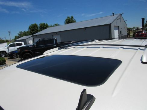 Used 2010 Cadillac Escalade Luxury AWD/4WD image 10