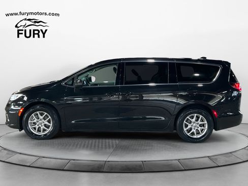 Used 2023 Chrysler Pacifica Touring-L FWD image 7