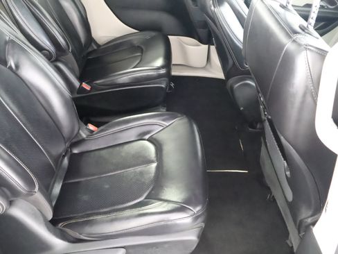 Used 2023 Chrysler Pacifica Touring-L FWD image 52